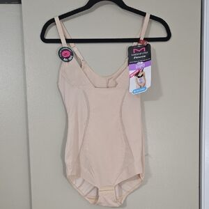 Maidenform Flexees Shapewear Bodysuit in Nude Size Medium (8-10) NWT